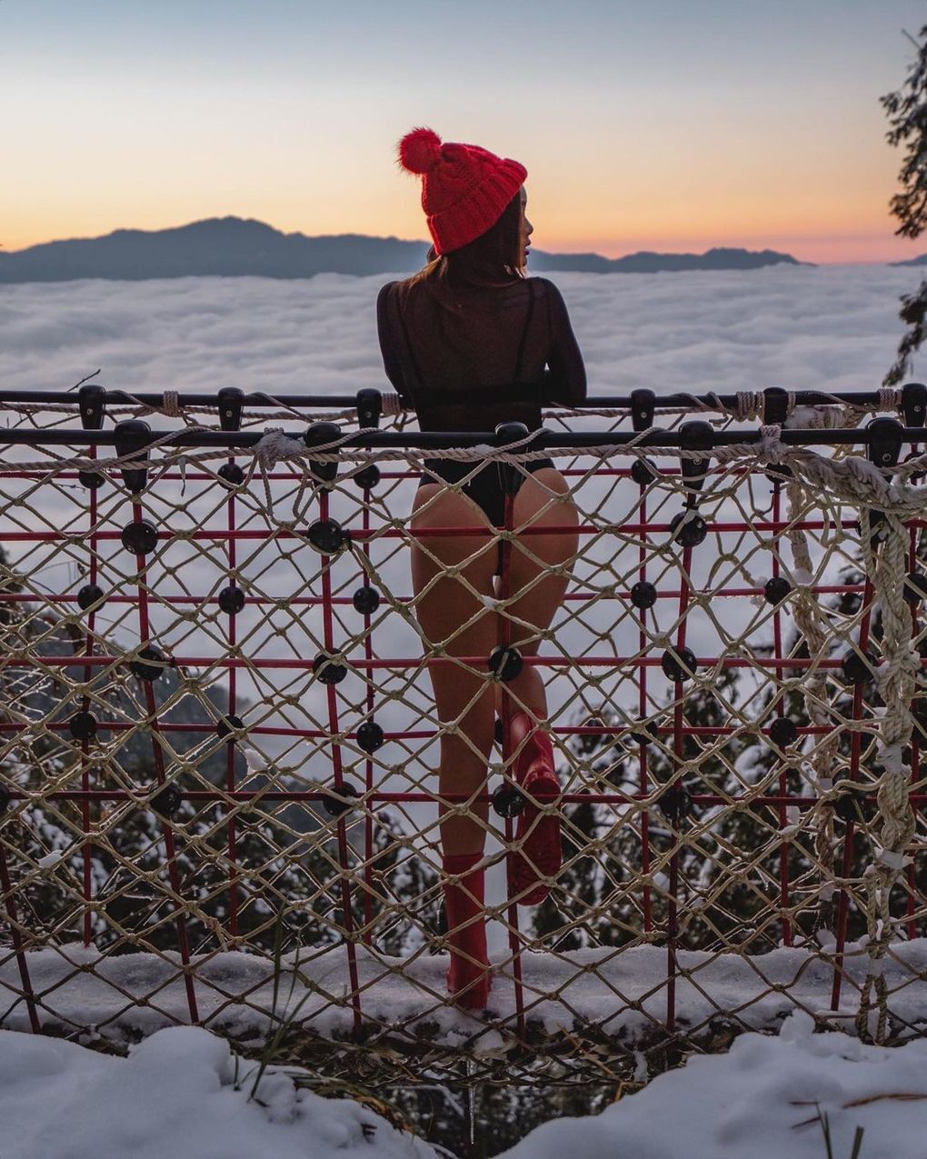 蓬莱仙山水蜜桃大丰收！火红比基尼温暖太平山，雪地比基尼辣妹被神到啦～ Facebook-第3张