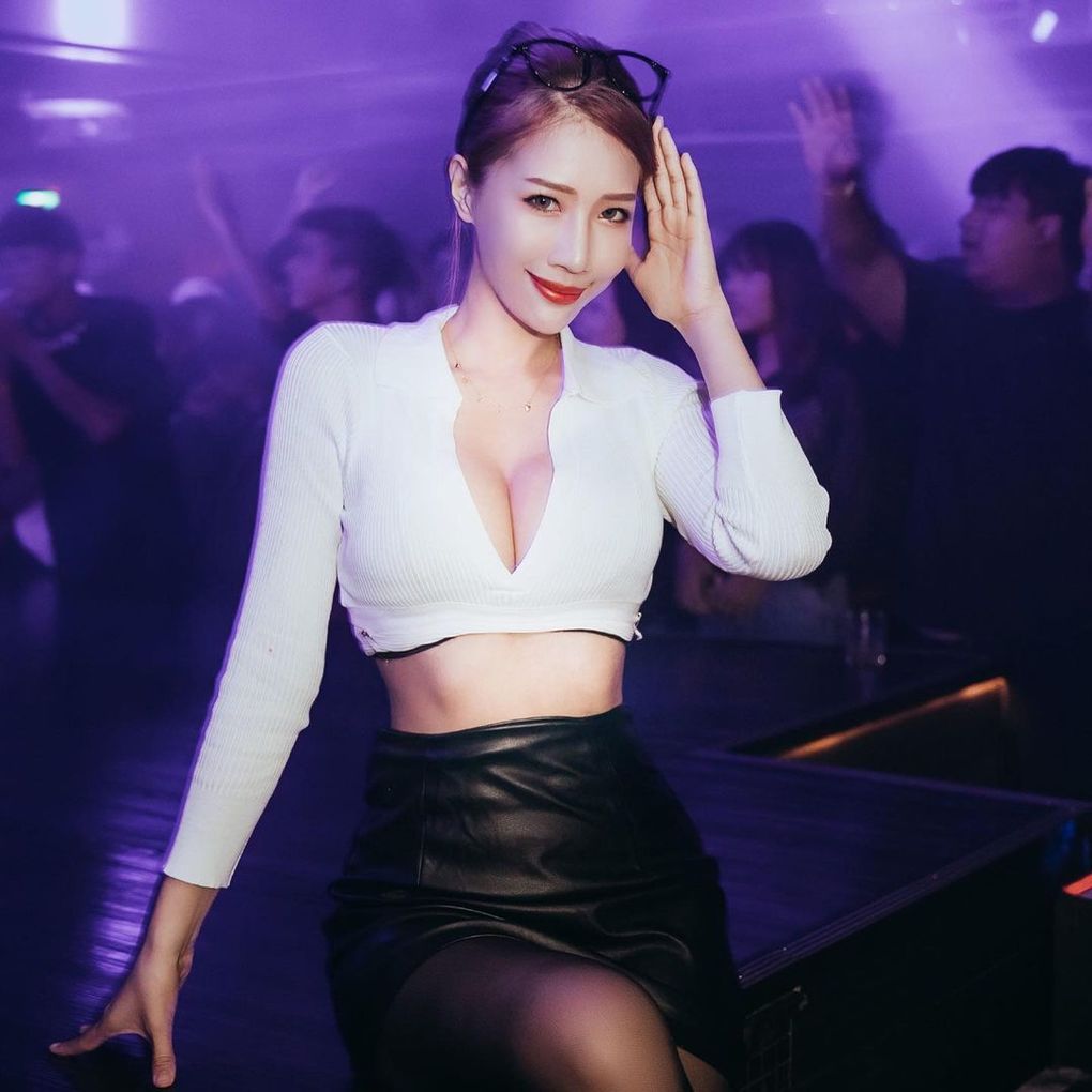 台上雪乳藏不住，实力派 DJDJ Molly疫情看不见派对女神本人，赶紧追蹤吃货女神帐号！ Facebook-第10张