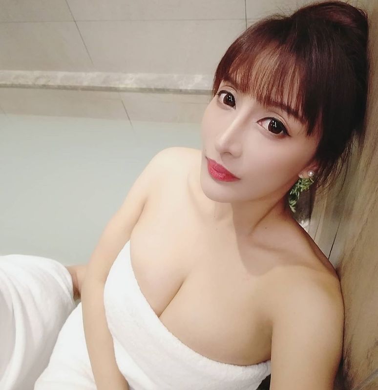 巨乳芭比蜜佧熙无法掌握的大小 疯狂溢出来 让你眼中都只有她 Facebook-第3张