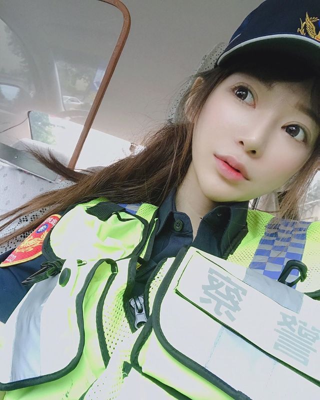 警界之花是你？兇兇正妹警察，网狂喊：想被逮捕！ Facebook-第4张