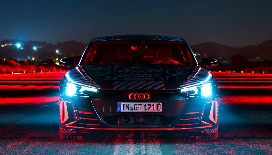 純電車戰場再添生力軍！性能再進化，Audi 發表全新純電 RS e-Tron GT 概念車型，預定年末量產