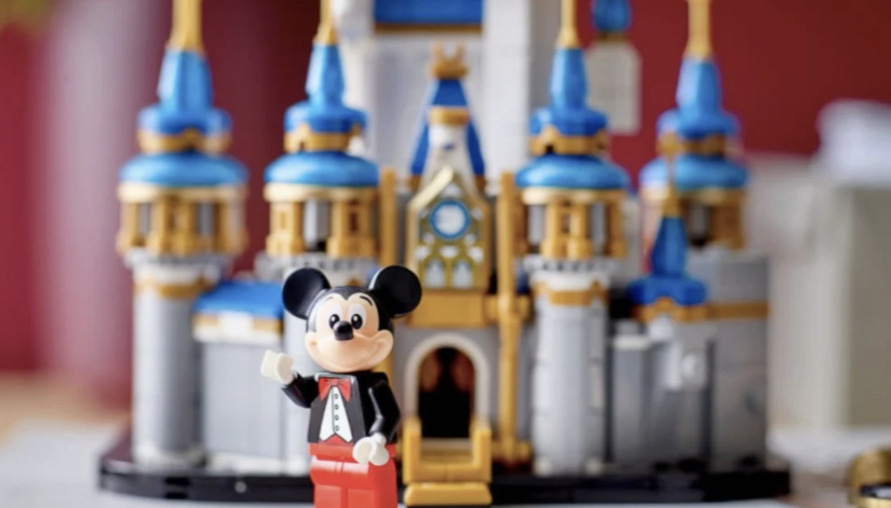 週年就有 LEGO 是不敗的定律？燕尾服米奇加迷你版迪士尼城堡 這樣也能算去迪士尼玩了嗎