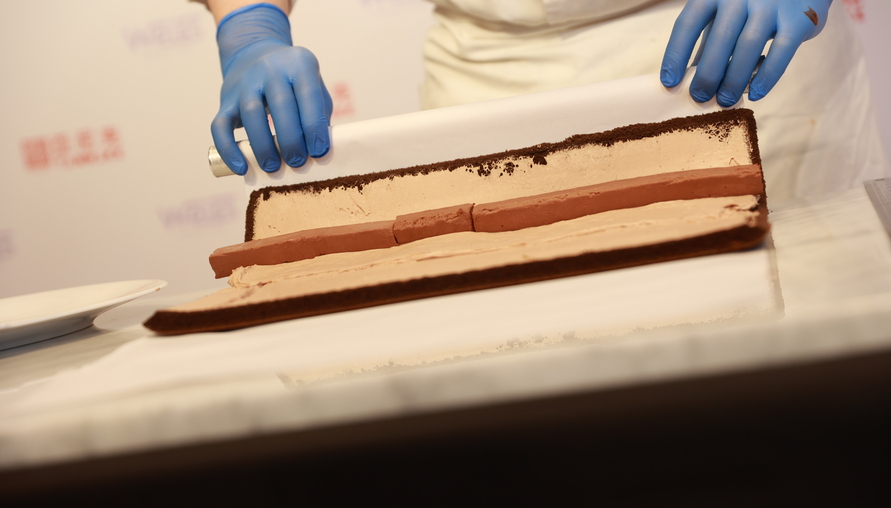 亞尼克首度聯手 「巧克力界LV｣法國百年傳說精品巧克力Weiss 打造「Weiss生巧克力生乳捲」