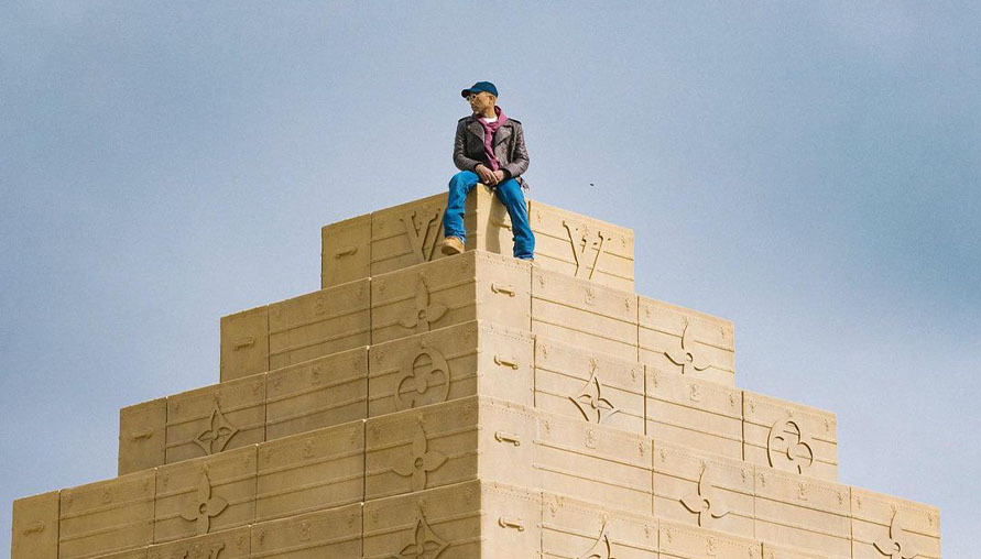 Pharrell x LV金字塔現身Virginia Beach！30英尺高沙雕造型、還有音樂節限定商品