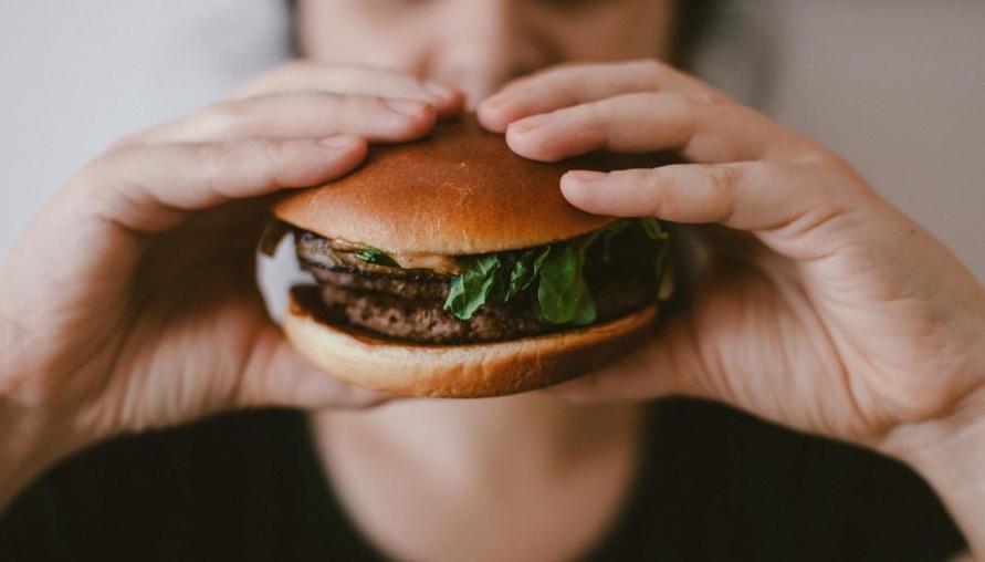 一顆漢堡引起的「美食大戰」，Skirlies Cafe的「Bucky漢堡」你敢試嗎？
