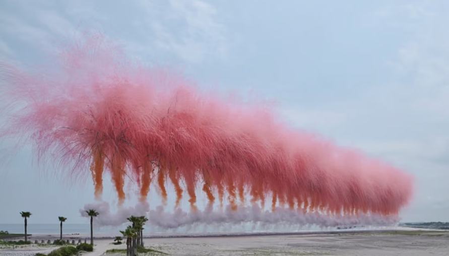 蔡國強的白日夢幻櫻花雲：以爆破藝術繪製天空的畫卷