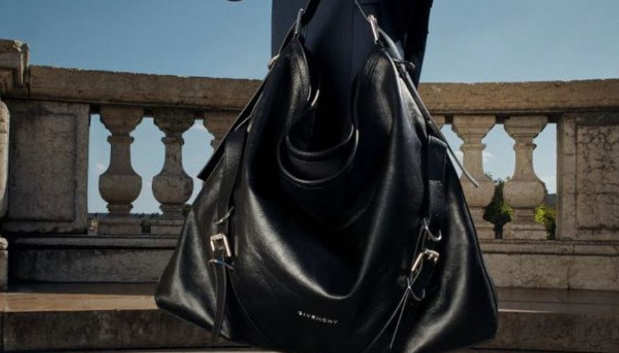 Parisian Cool再度洗牌：Givenchy為男士們推出了極具態度的Voyou包款，彷彿給冬季帶來了一股暖意