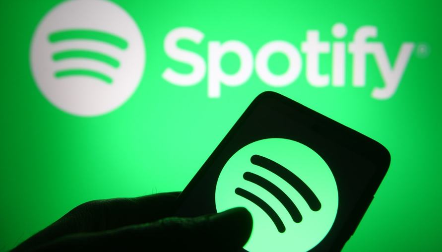 Spotify的新策略激起波瀾！有免費用戶可能得為歌詞功能付費，網友議論紛紛！