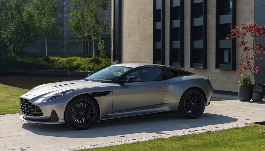 為何每個車迷都瘋狂？揭秘Aston Martin DB12的魅力！