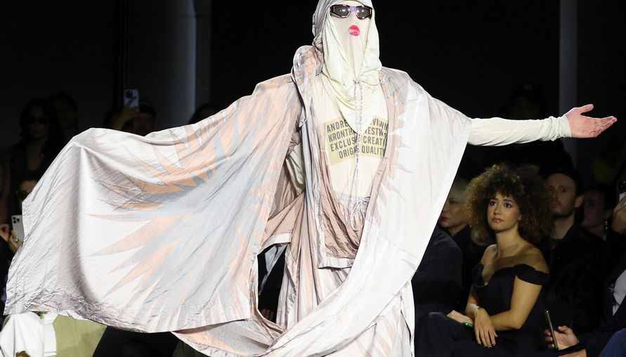 「西太后」的龐克遺產：2024 春夏系列大秀點燃巴黎時裝週