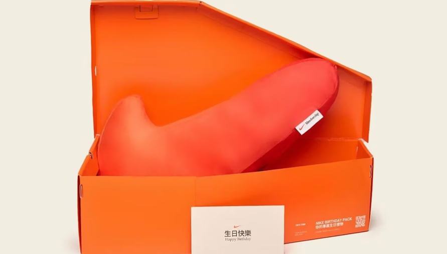 Nike 最新限定！Swoosh Logo 抱枕登場，潮人必備香港獨家商品
