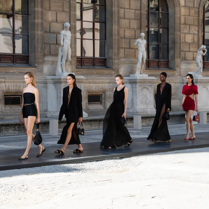 「解放」女神儀式！Valentino 2024 春夏女裝秀，FKA Twigs 主題表演震撼現場