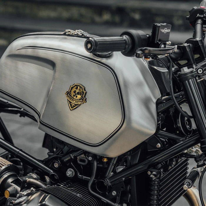 粗野工藝 (Rough Crafts) 推出全新定製車型「Bayern Madness」：重塑 BMW R nineT