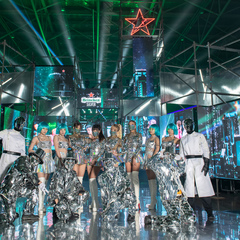 海尼根Silver星銀音樂節打造的銀宇宙吸引了許多新世代樂迷到訪_身著有著銀_綠元素的Dress_Code