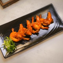 柚香油爆蝦 / 改良上海油爆蝦，添加 柚香醬做變化，冷盤呈現，顛 覆傳統味道，令人驚艷!