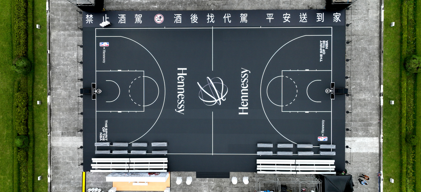 全球獨家聯名巨型籃球地景與潮玩籃球場著陸 Team Hennessy現球技暖場季後賽 宣告軒尼詩NBA聯名限量版上市